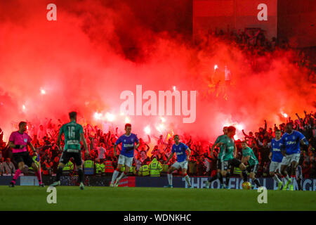 Stade Ibrox, Glasgow, Royaume-Uni. Août 29, 2019. Rangers a joué l'équipe polonaise Legia Varsovie à Ibrox stadium football dans un play off dans la deuxième manche de l'Europa League. Le jeu qui a gagné 1 - 0 Rangers avec le but inscrit par Alfredo Morelos n'avait pas cher, les fusées déclenchées par la Polish fans et avait été arrêté pour manque de visibilité causée par la fumée. Credit : Findlay/Alamy Live News Banque D'Images