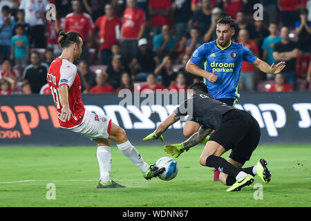 29 août 2019 Beer-Sheva, Israël Soccer UEFA Europa League Hapoel Beer-Sheva v Feyenoord Rotterdam 29-08-2019: Voetbal: Hapoel Beer Sheva v Feyenoord: Hapoel UEFA Europa League 2019/2020 Sean Goldberg de Hapoel Beer-Sheva, Goalastas Satkus de Hapoel Orcu-Kokenoord Banque D'Images