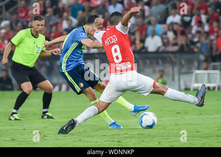 29 août 2019 Beer-Sheva, Israël Soccer UEFA Europa League Hapoel Beer-Sheva v Feyenoord Rotterdam 29-08-2019: Voetbal: Hapoel Beer Sheva v Feyenoord: Hapoel UEFA Europa League 2019/2020 Steven Berghuis de Feyenoord, Marwan Kahba de Hapoel Beer-Sheva Banque D'Images