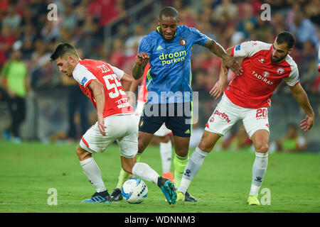 29 août 2019 Beer-Sheva, Israël Soccer UEFA Europa League Hapoel Beer-Sheva v Feyenoord Rotterdam 29-08-2019: Voetbal: Hapoel Beer Sheva v Feyenoord: Hapoel UEFA Europa League 2019/2020 Naor Sabang of Hapoel Beer-Sheva, Leroy Fer of Feyenoord, Loïa-Taha Banque D'Images