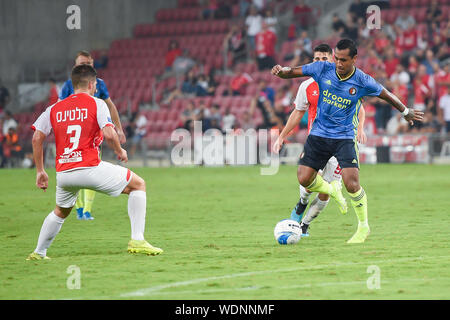 29 août 2019 Beer-Sheva, Israël Soccer UEFA Europa League Hapoel Beer-Sheva v Feyenoord Rotterdam 29-08-2019: Voetbal: Hapoel Beer Sheva v Feyenoord: Hapoel UEFA Europa League 2019/2020 David Keltjens de Hapoel Beer-Sheva, Renato Tapia de Feyenoord Banque D'Images