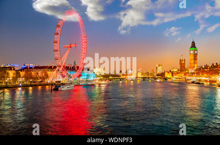 Paysage urbain de Londres avec les sites célèbres parmi la Tamise, le London Eye, Big Ben et le palais du Parlement en Angleterre