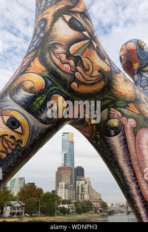 Une vue de Melbourne de Birrarung Marr encadrée par Deborah Halpern's Sculpture 'Angel'. Banque D'Images