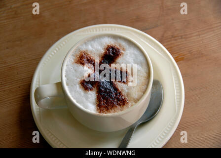 Tasse de café avec silhouette de moulin dans le chocolat sur mousse blanche, Norfolk, Angleterre Banque D'Images