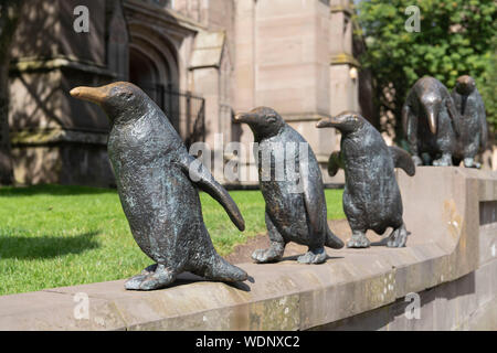 Une sculpture de Cinq pingouins par Angela Hunter à l'église au clocher à Dundee Banque D'Images