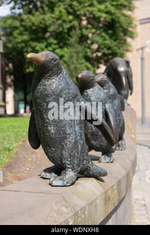 Une sculpture de pingouins dans Single-File 5 Marche à l'extérieur de l'église de Sainte Marie dans le centre-ville de Dundee Banque D'Images