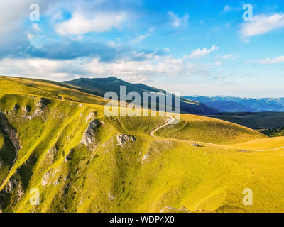 Deux voitures garées tout terrain sur la falaise de la montagne dans le coucher du soleil près de la ville de Travnik en Bosnie-Herzégovine Banque D'Images