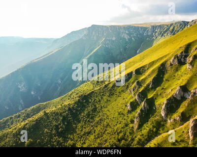 Le vert des montagnes dans le coucher du soleil autour de la ville de Travnik en Bosnie-Herzégovine Banque D'Images