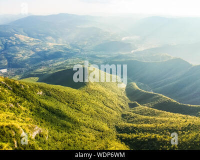 Le vert des montagnes dans le coucher du soleil autour de la ville de Travnik en Bosnie-Herzégovine Banque D'Images