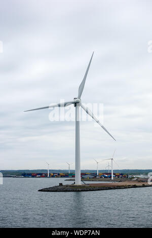 GOTHENBURG, Suède - 16 MAI 2017 : Plusieurs grandes éoliennes fonctionnent sur la côte près du port de Göteborg. Banque D'Images