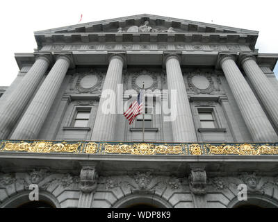 San Francisco - le 10 août 2010 : à la recherche jusqu'à l'Hôtel de ville avec des drapeaux en un jour brumeux. San Francisco City Hall est le siège du gouvernement pour t Banque D'Images