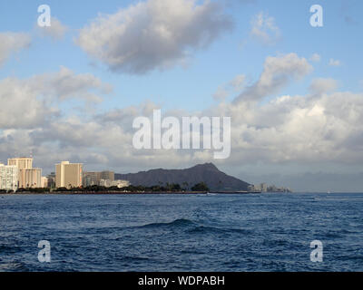 Vagues à Ala Moana Beach Park à Waikiki, Diamond Head Crater, immeuble de bureaux et des logements à l'arrière-plan lors d'une belle journée sur l'île de Banque D'Images