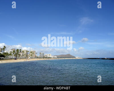 Plage sur l'île magique de Ala Moana Beach Park, sur l'île d'Oahu, Hawaii. Sur une belle journée avec Diamond Head et Waikiki au loin. Banque D'Images