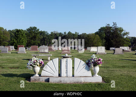Pierres tombales au coucher du soleil Memorial Park à Charleston, Virginie-Occidentale Banque D'Images