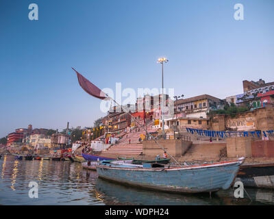 Vue sur les ghats de Varanasi et bateaux locaux de tout le Gange à Varanasi, Uttar Pradesh, Inde, Asie Banque D'Images