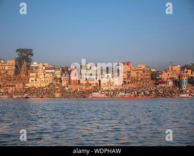 Vue sur les ghats du Gange à Varanasi, Uttar Pradesh, Inde, Asie Banque D'Images