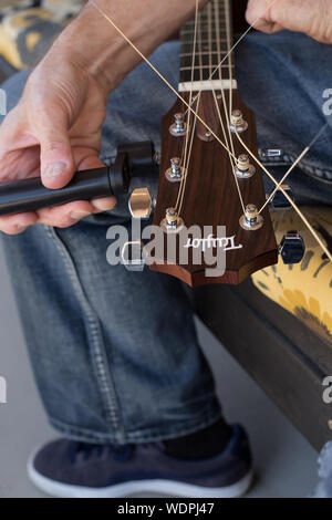 Restringing Guitare Acoustique Banque D'Images