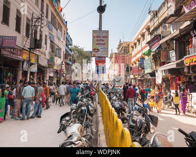 City street dans le centre-ville de Varanasi, Uttar Pradesh, Inde, Asie Banque D'Images