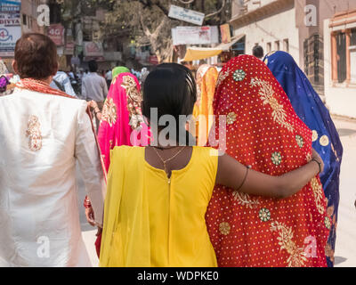 Femme marche avec bride down street à Varanasi, Uttar Pradesh, Inde, Asie Banque D'Images