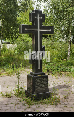 Croix du souvenir sur le site de l'ancien cimetière de Saint Nicholas Church (église) Nicholas-Zaretsky où l'industriel russe Nikita Demidov a été enterré à Toula, en Russie. L'église a été construite par l'industriel russe Demidov Akinfiy dans les années 1730 comme l'église de la famille de la dynastie industrielle Demidov. Texte en russe signifie : la croix a été érigée en mémoire à l'Batashevs Demidovs, le Mosolovs, le Krasilnikovs, et d'autres maîtres et des industriels de l'arsenal de Toula, règlement de la 17e et 18e siècles, les vestiges de ce qui reste ici. Banque D'Images