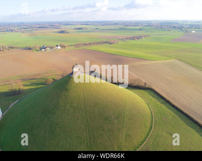 Vue aérienne de la Butte du Lion avec des terres agricoles autour de. L'immense Butte du Lion sur le champ de bataille de Waterloo où Napoléon était mort. La Belgique. Banque D'Images