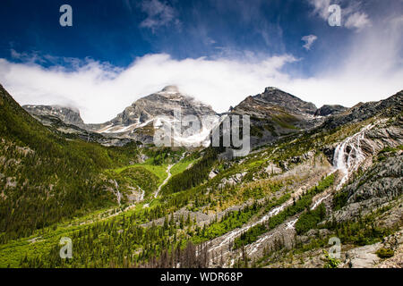Vue panoramique lors de votre randonnée sur le Grand Glacier, dans le parc national des Glaciers, en Colombie-Britannique Banque D'Images