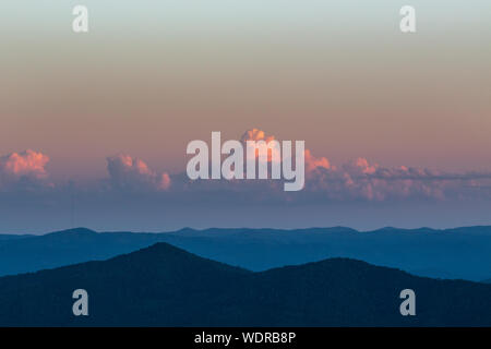 Une importante formation de nuage plane sur les montagnes Blue Ridge, vu de la Pisga Inn sur le Blue Ridge Parkway à Waynesville, NC, USA Banque D'Images