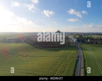 Vue aérienne de la Butte du Lion avec des terres agricoles autour de. L'immense Butte du Lion sur le champ de bataille de Waterloo où Napoléon était mort. La Belgique. Banque D'Images