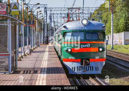 Mytischi, Russie - le 29 août 2019 : train de voyageurs rétro ER-2K ?980 se déplace de Mytischi à Moscou. ER-2 de trains ont été faites à Riga en 1964-1970 yy. Banque D'Images