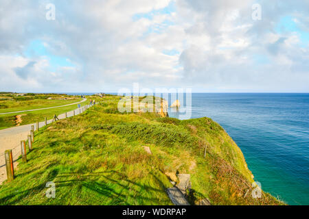 La Pointe du Hoc et le monument aux soldats de la SECONDE GUERRE MONDIALE morts sur la côte de Normandie, dans la Manche, entre les plages d'Omaha et Utah Banque D'Images