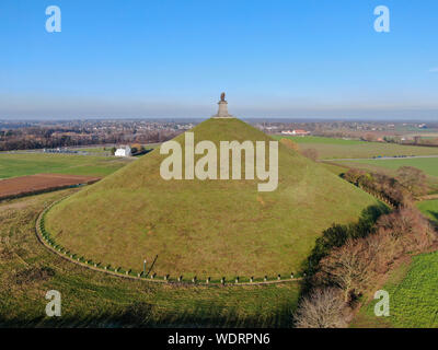 Vue aérienne de la Butte du Lion avec des terres agricoles autour de. L'immense Butte du Lion sur le champ de bataille de Waterloo où Napoléon était mort. La Belgique. Banque D'Images