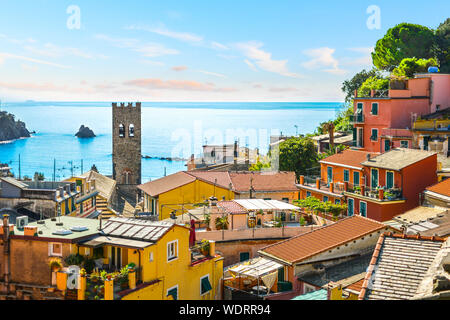 Le bleu de la mer de Ligurie et de la côte de la ville de Monterosso al Mare, sur la Riviera italienne de Cinque Terre Italie avec le clocher de l'église dans la région de View Banque D'Images