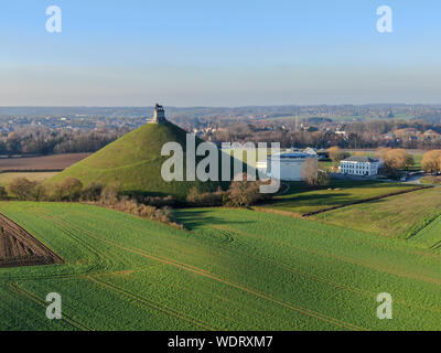 Vue aérienne de la Butte du Lion avec des terres agricoles autour de. L'immense Butte du Lion sur le champ de bataille de Waterloo où Napoléon était mort. La Belgique. Banque D'Images