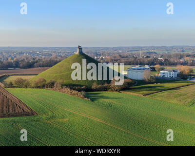 Vue aérienne de la Butte du Lion avec des terres agricoles autour de. L'immense Butte du Lion sur le champ de bataille de Waterloo où Napoléon était mort. La Belgique. Banque D'Images