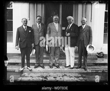 Groupe à Maison Blanche Joseph Robinson, 2e de gauche John Nance Garner, droite. Washington, D.C. Résumé/moyenne : 1 négative : 4 x 5 in. ou moins Banque D'Images