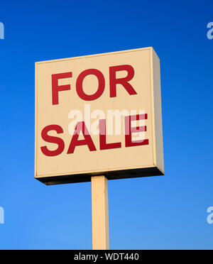 Grand for sale sign against a blue sky Banque D'Images