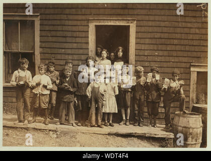 Groupe d'étuyeuses dans Seacoast Canning Co., l'usine n° 7. Chacun d'entre eux fonctionne mettre des boîtes de sardines dans des cartons de papier. Onze des quatorze ont été de moins de 12 ans. Plusieurs de huit à dix. Plus petite fille devant Hamilton, Erna est âgée de huit ans. (Voir histoire de famille # 2453.) Les filles plus âgées, de douze à quatorze ans, gagner quelques dollars par jour. Une jeune fille de quatorze ans a dit qu'elle a fait 3 à 4 lorsqu'elle paniers toute la journée et dans la soirée. Résumé : des photographies sur les dossiers de la Commission nationale sur le travail des enfants (États-Unis) Banque D'Images