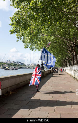 Coquille d'un Brexit protestataire anti solitaire marchant le long de la rive sud de la Tamise après une manifestation à Londres, Royaume-Uni Banque D'Images