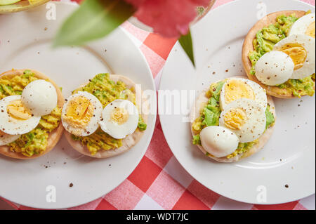 Délicieux petit déjeuner thème. De délicieux œufs durs avec avocat Banque D'Images