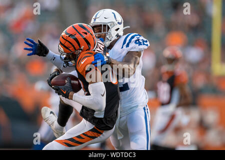 Cincinnati, Ohio, USA. Août 29, 2019. 29 août 2019, le receveur des Bengals de Cincinnati : Ventell Bryant (81) les captures d'une passe en profondeur que Indianapolis Colts arrière défensif Rolan Milligan (42) défend au cours de la saison de football américain NFL action de jeu entre les Indianapolis Colts et les Bengals de Cincinnati au Stade Paul Brown à Cincinnati, OH. Adam Lacy/CSM Crédit : Cal Sport Media/Alamy Live News Banque D'Images