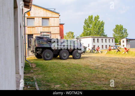 De l'avant blindé de l'armée allemande se trouve dans une zone d'entraînement militaire Banque D'Images