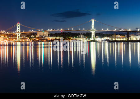 L'Angus MacDonald Bridge at night qui relie Dartmouth à Halifax, Nouvelle-Écosse, Canada Banque D'Images