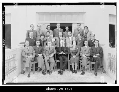 Le personnel du groupe de travail des travailleurs Dept., Gov't [c.-à-d. le gouvernement de la Palestine] Abstract/medium : G. Eric et Edith Matson Photograph Collection Banque D'Images