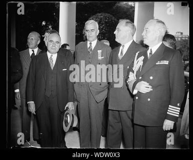 Groupe, de gauche à droite : Herbert H. Lehman, gouv. de New York, George Peery, gouv. de Virginie, le président Franklin D. Roosevelt, et le Capitaine Paul Bastedo, Naval Aide à la Maison Blanche tout est allé(e) à un déjeuner à la Maison Blanche, Washington, D.C. Résumé/moyenne : 1 négative : 4 x 5 in. ou moins Banque D'Images