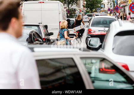 Hambourg, Allemagne. Août 29, 2019. Des embouteillages dans la Bahrenfelder Straße. C'est d'être convertie en une zone piétonne temporaire à partir du début de septembre à la fin de février 2020. (Dpa : 'La nouvelle voiture la liberté - également Ottensen fait de la place.') Credit : Markus Scholz/dpa/Alamy Live News Banque D'Images