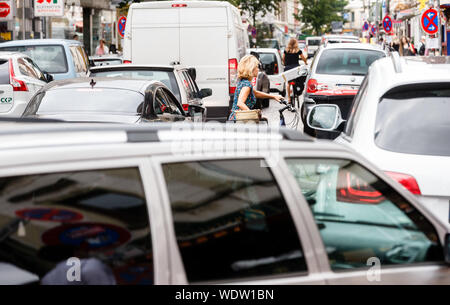 Hambourg, Allemagne. Août 29, 2019. Les voitures sont bloquées dans Bahrenfelder Straße. C'est d'être convertie en une zone piétonne temporaire à partir du début de septembre à la fin de février 2020. (Zu dpa-Korr : 'La nouvelle voiture la liberté - Ottensen fait place aussi.') Credit : Markus Scholz/dpa/Alamy Live News Banque D'Images