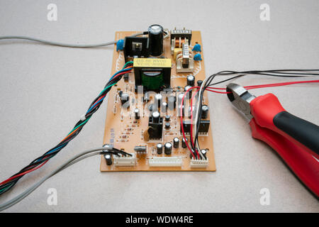 Un circuit imprimé avec des fils et un ensemble d'un fil de coupe coupe-fil Banque D'Images