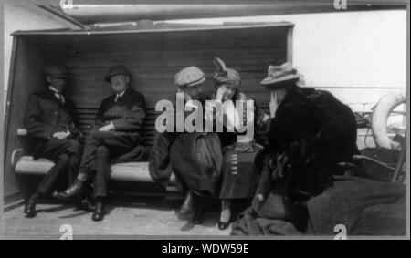 Des groupes de survivants du Titanic à bord du navire de sauvetage CARPATHIA : M. et Mme G.A. Harder et Mme Charles M. Hayes parle Abstract/moyenne : 1 tirage photographique. Banque D'Images