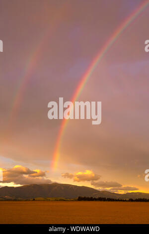 Un arc-en-ciel du soir s'allume le ciel du soir dans la région de Canterbury, Nouvelle-Zélande Banque D'Images