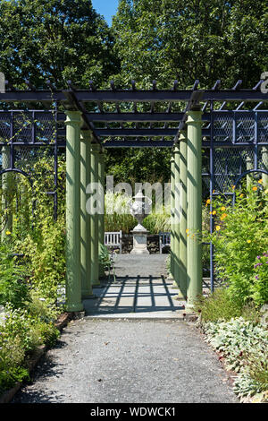 Pergola dans le jardin systématique à la Tower Hill Botanical Garden, Worcester, Massachusetts. Banque D'Images